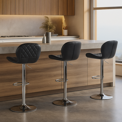 Chaises de bar noires avec base chromée dans une cuisine contemporaine