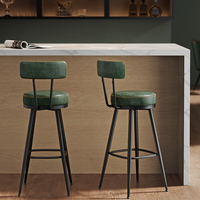 Chaises de bar vertes effet cuir avec pieds noirs dans un décor vintage