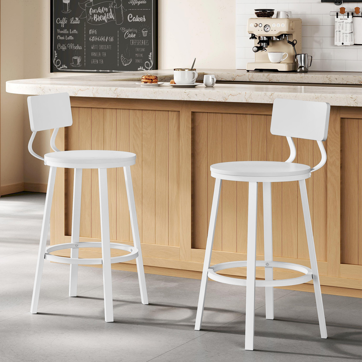 Deux chaises de bar blanches style bistrot devant un comptoir en bois clair