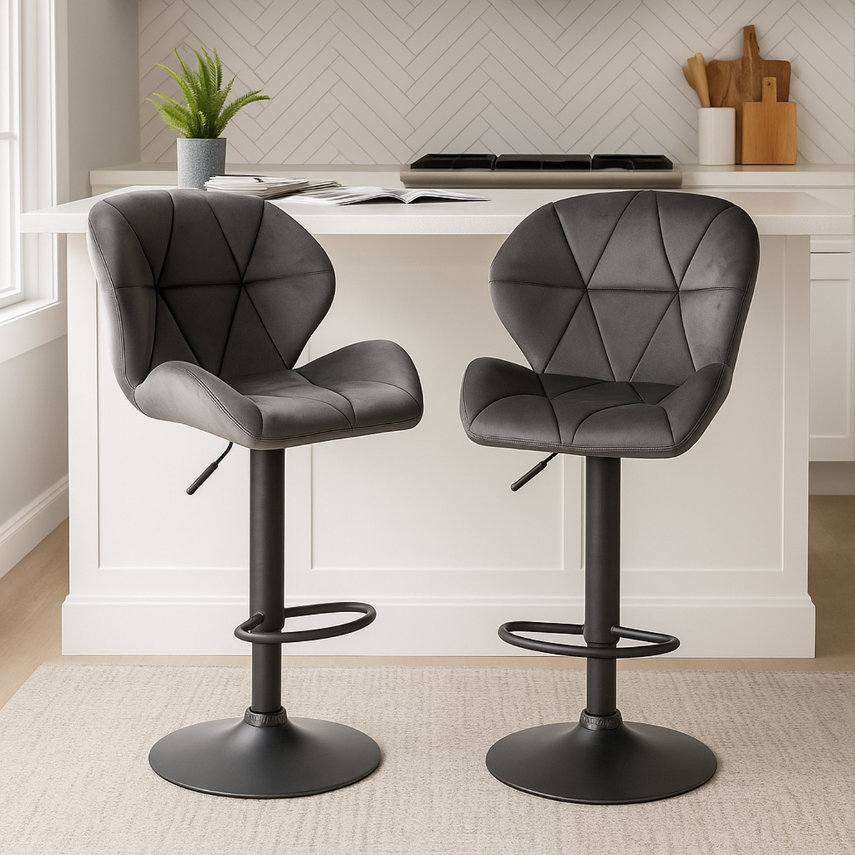 Deux chaises de bar grises avec base noire dans une cuisine moderne