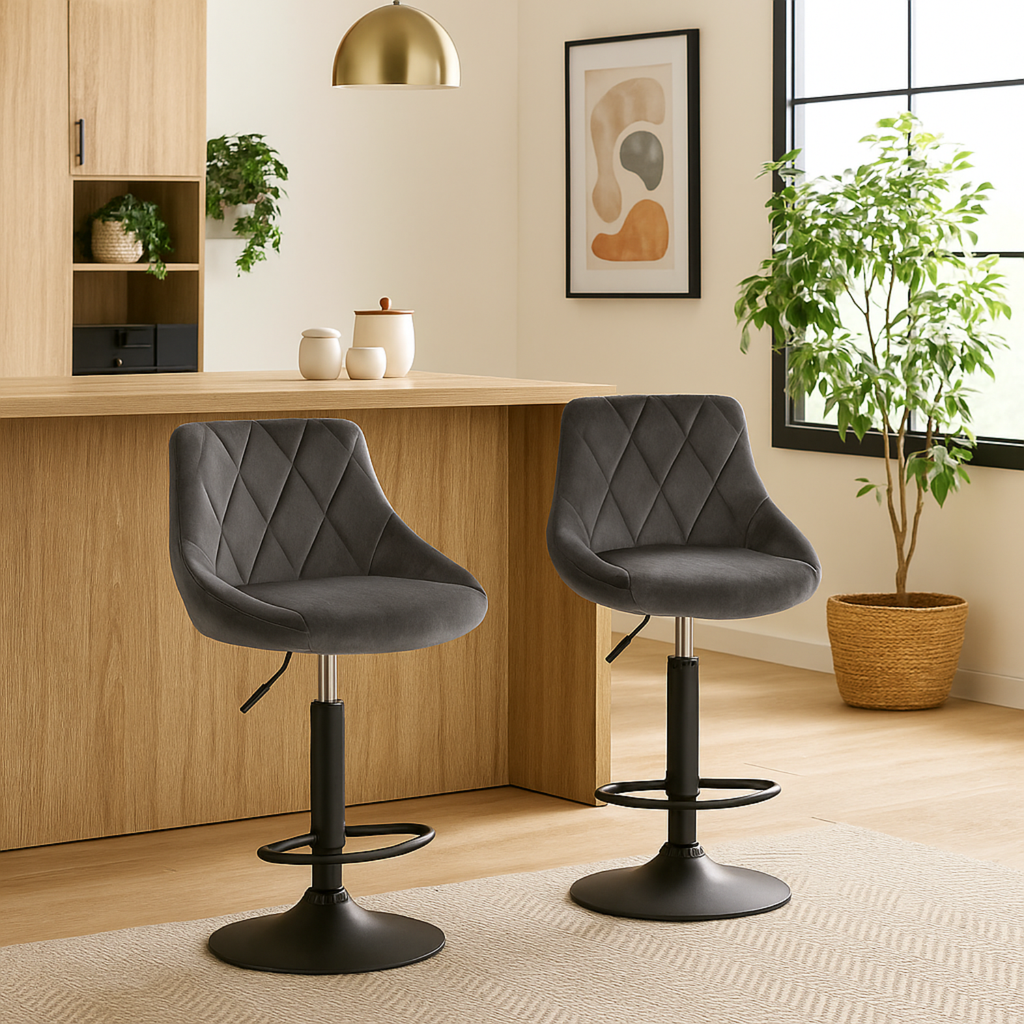 Deux chaises de bar en velours gris avec pied noir dans une cuisine moderne