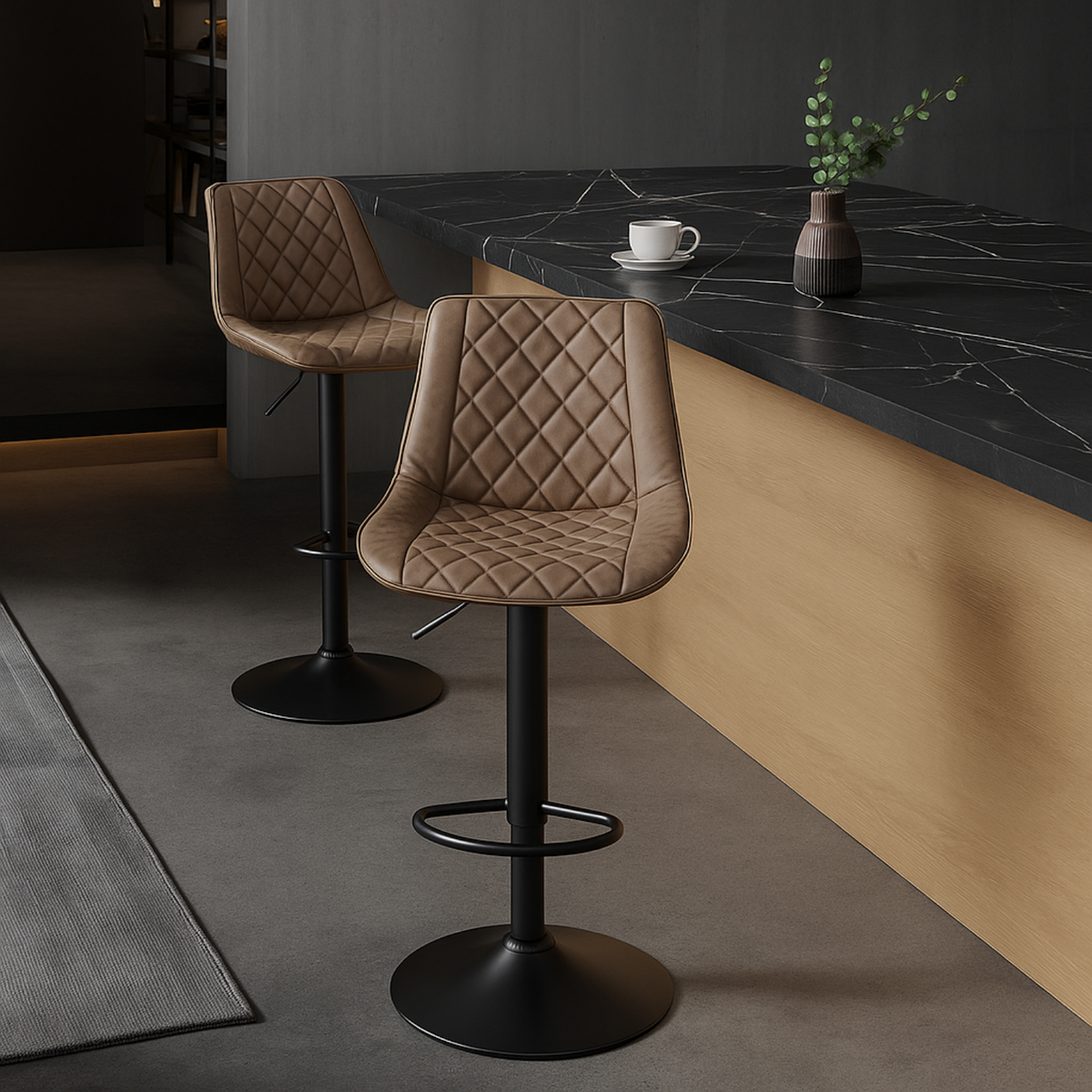 Deux chaises de bar marron en simili cuir avec pied noir dans une cuisine design