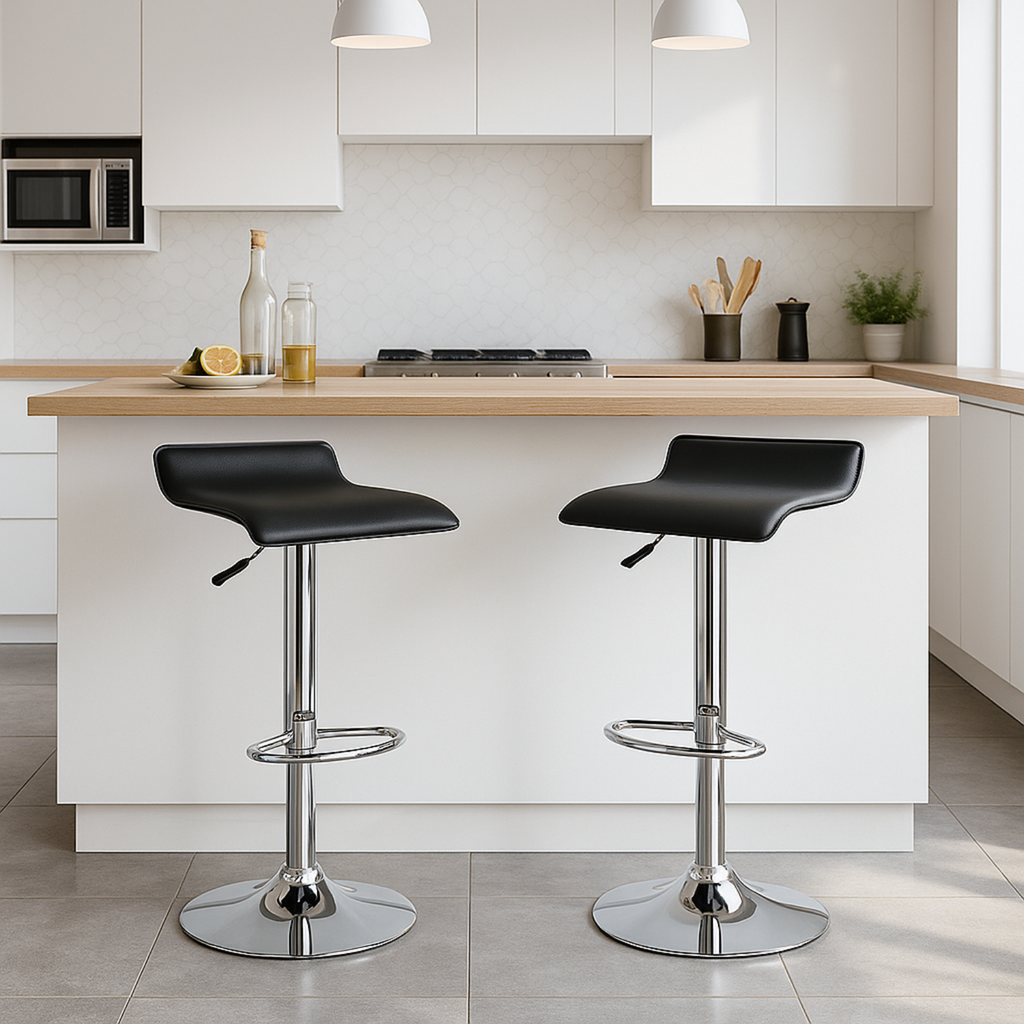 Deux chaises de bar noires avec pied chromé dans une cuisine moderne