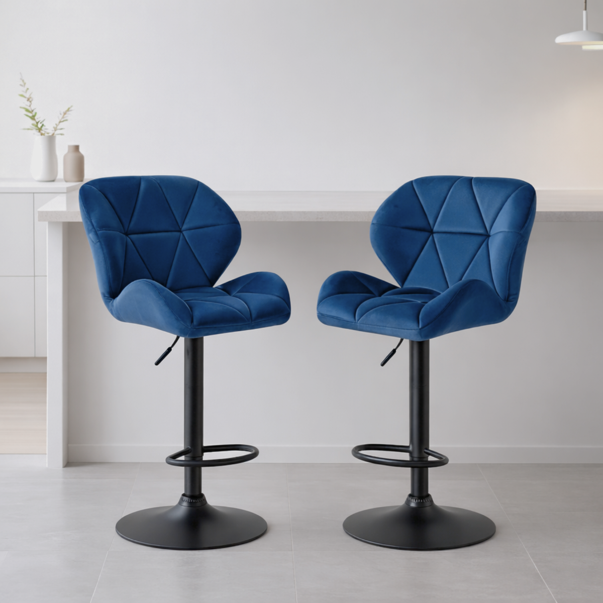 Chaises de bar stylisées et galbées en velours sobre – Berlin