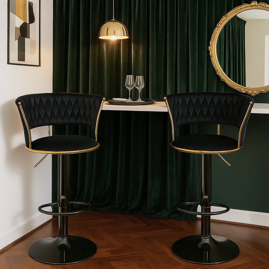 Chaises de bar noires en velours avec base dorée dans un décor élégant