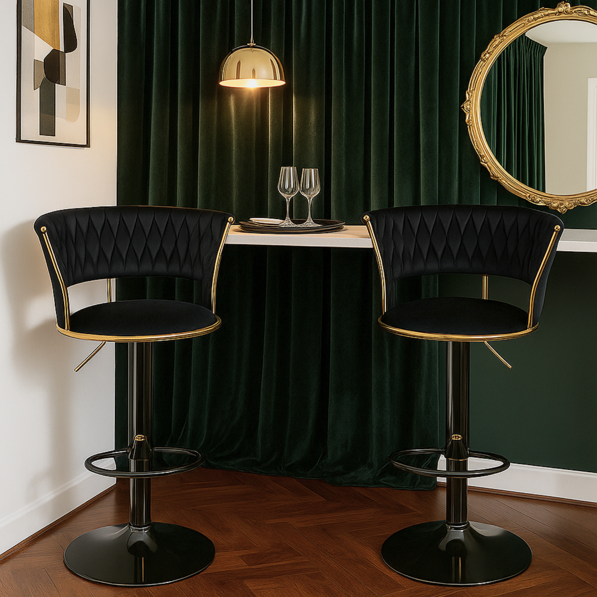 Chaises de bar noires en velours avec base dorée dans un décor élégant