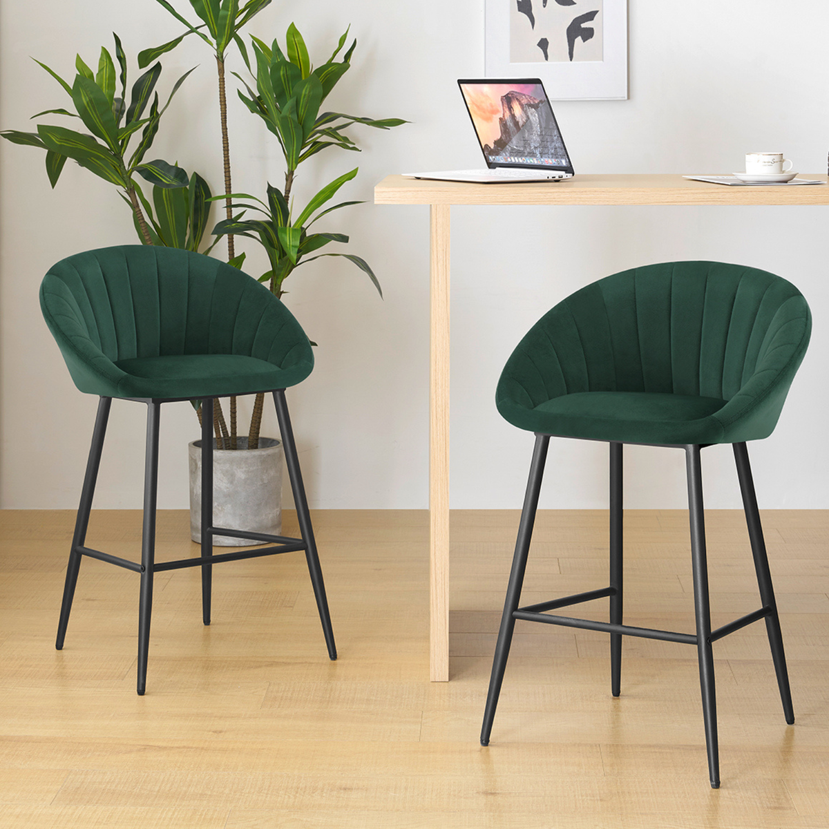 Chaises de bar vert foncé en velours dans une cuisine moderne