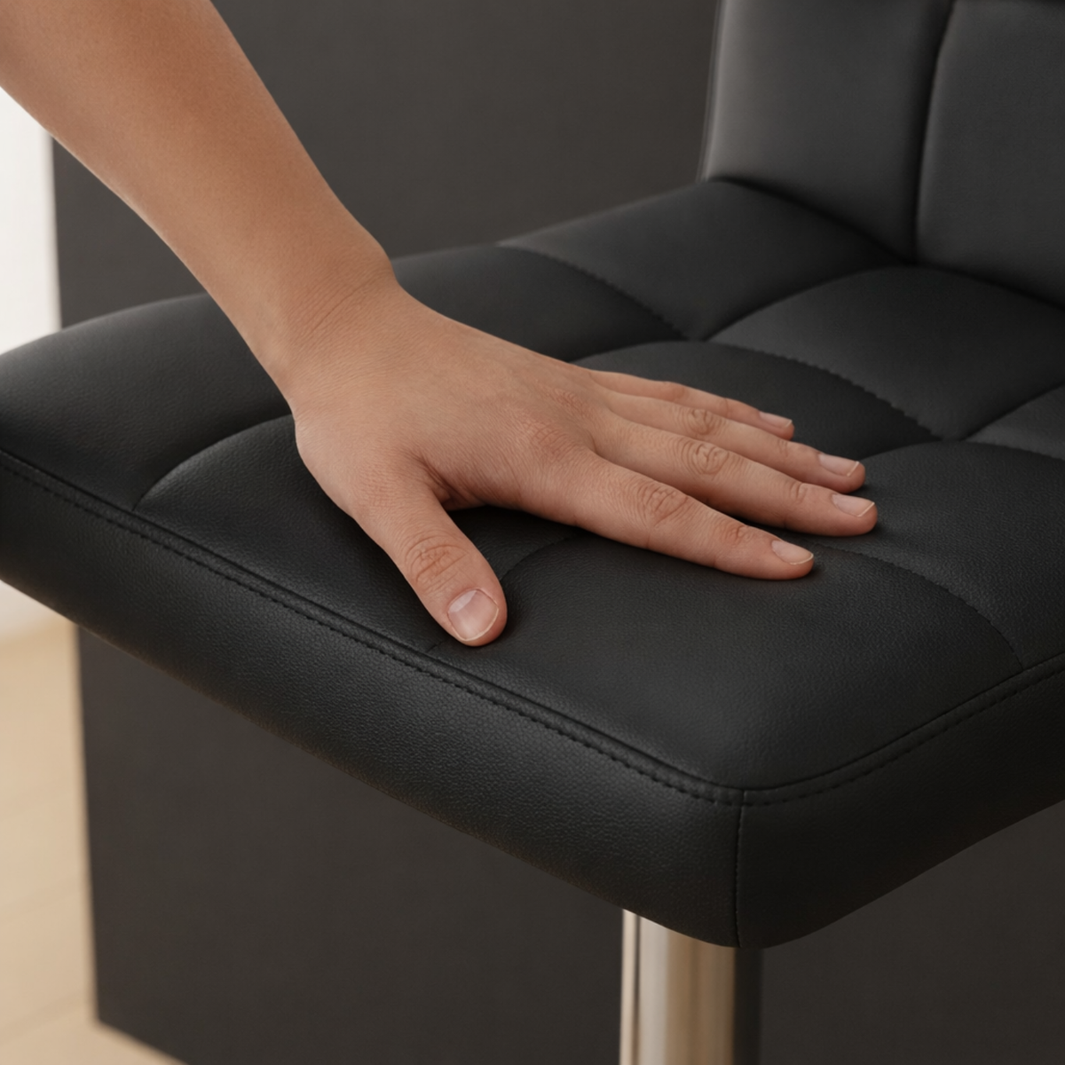 Chaises de bar au similicuir sobre et matelassé – Stella