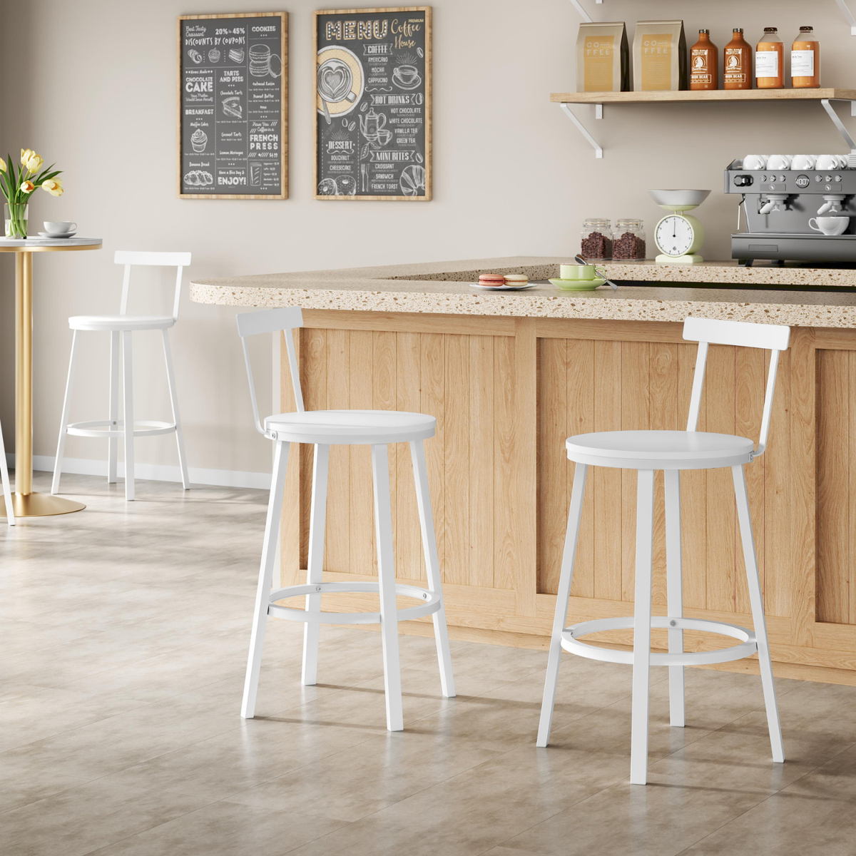 Chaises de bar blanches en bois clair dans une cuisine scandinave