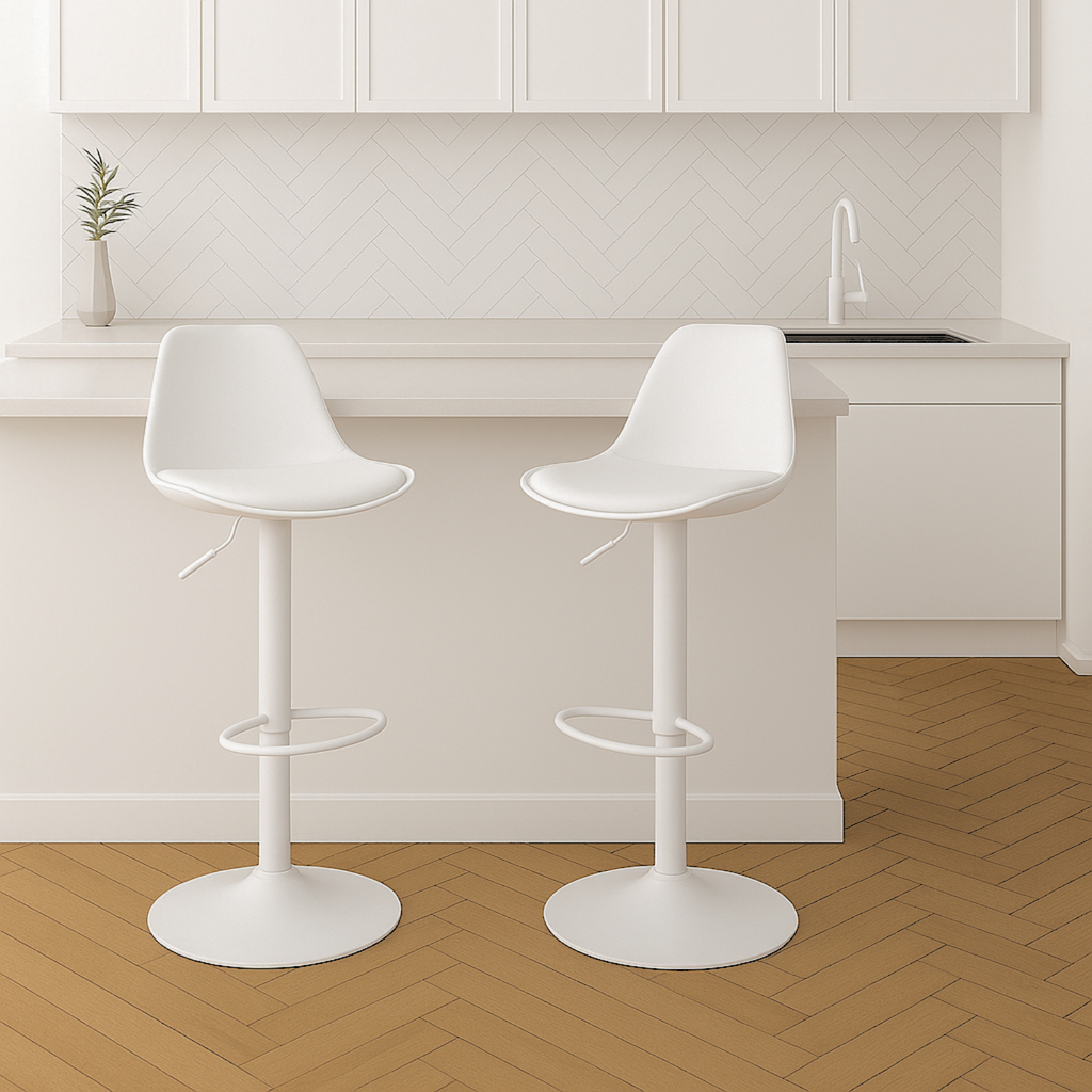 Deux chaises de bar blanches avec pied blanc dans une cuisine contemporaine