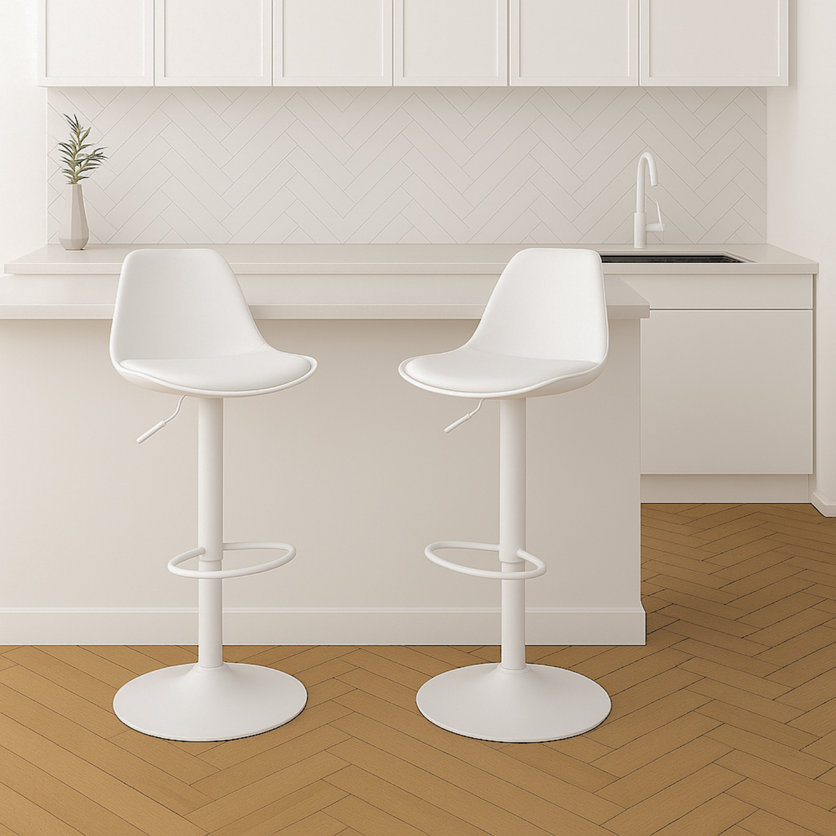Deux chaises de bar blanches avec pied blanc dans une cuisine contemporaine