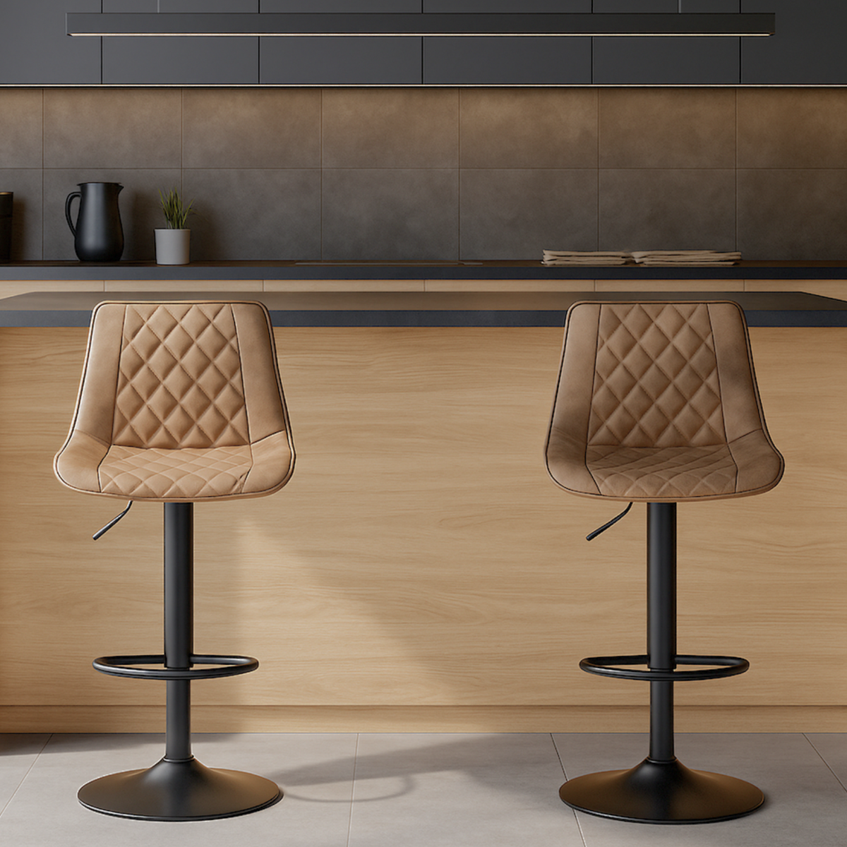 Chaises de bar marron en simili cuir devant un comptoir de cuisine moderne