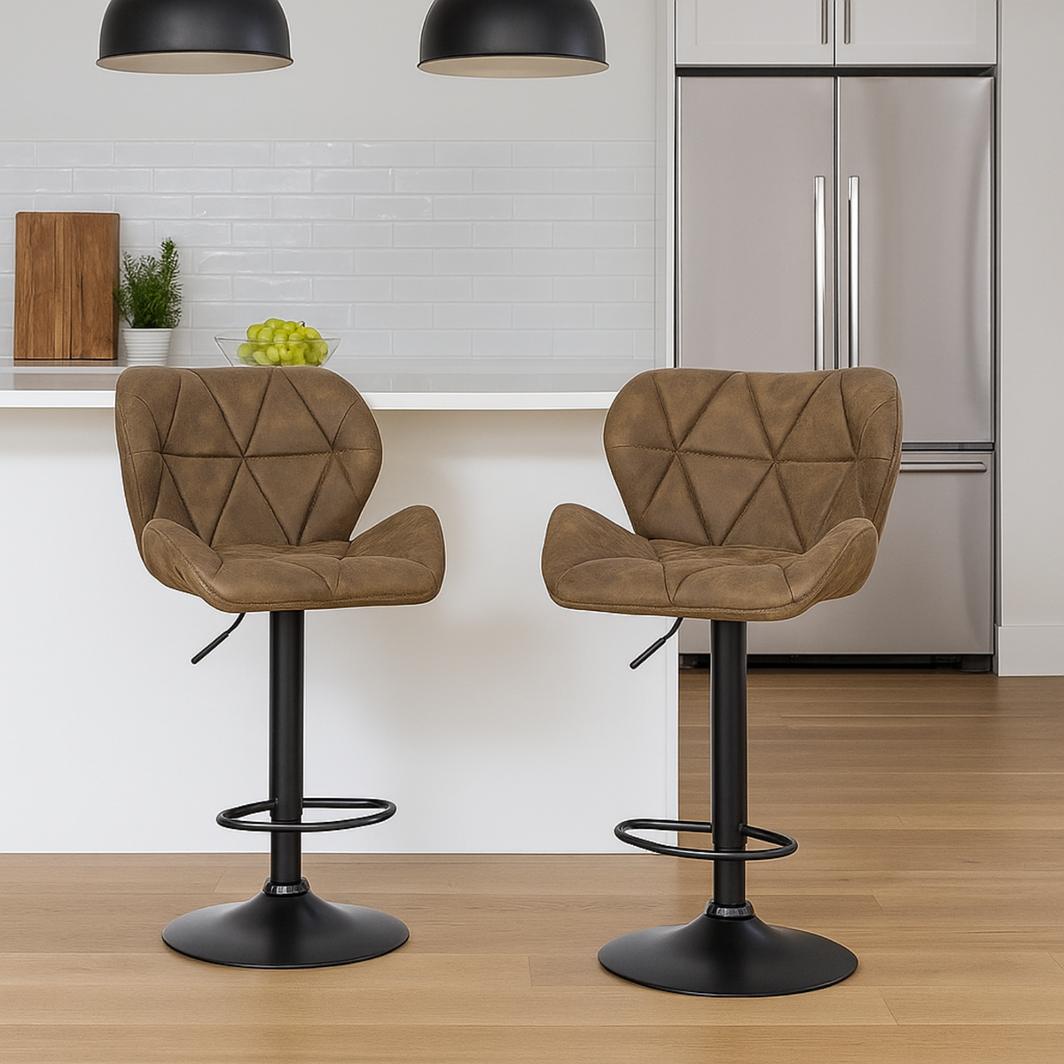 Deux chaises de bar marron à base noire dans une cuisine lumineuse