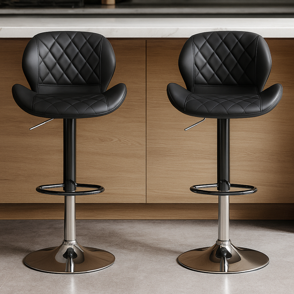Deux chaises de bar noires en cuir devant un comptoir de cuisine en bois