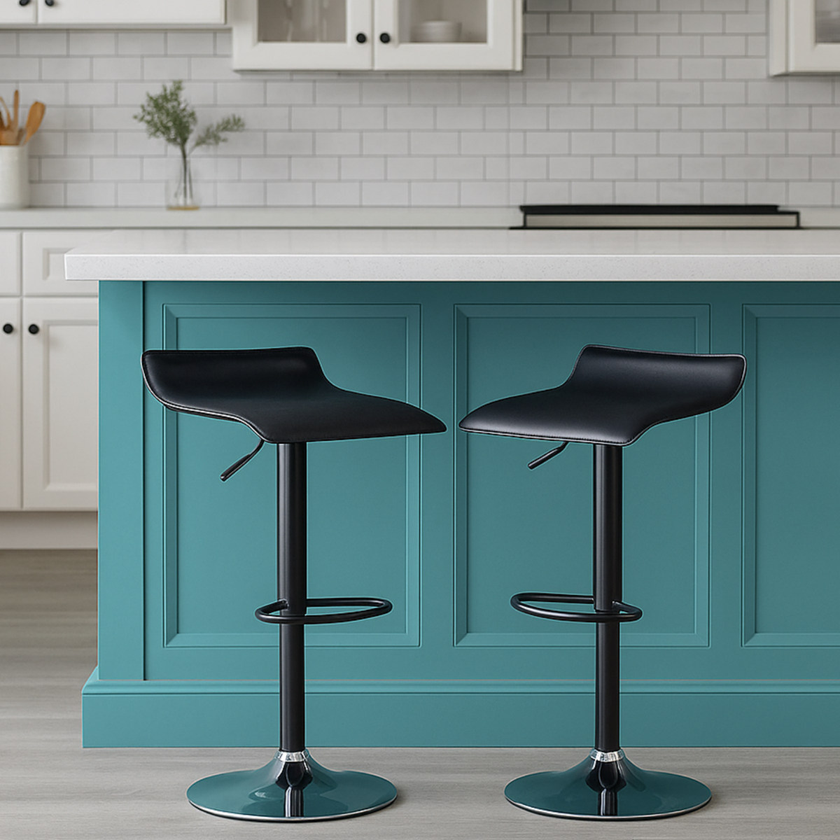 Chaises de bar noires avec pied chromé devant un îlot bleu moderne