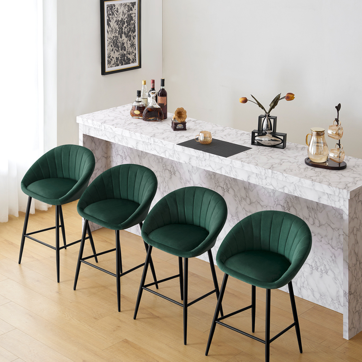 Chaises de bar vert foncé alignées le long d’un comptoir