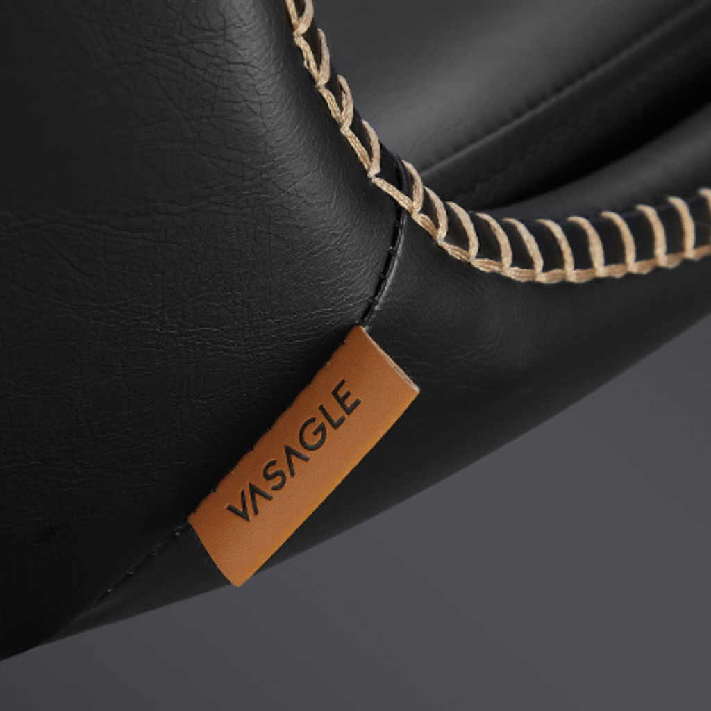 Détail de la couture contrastée sur le cuir d’une chaise de bar noire