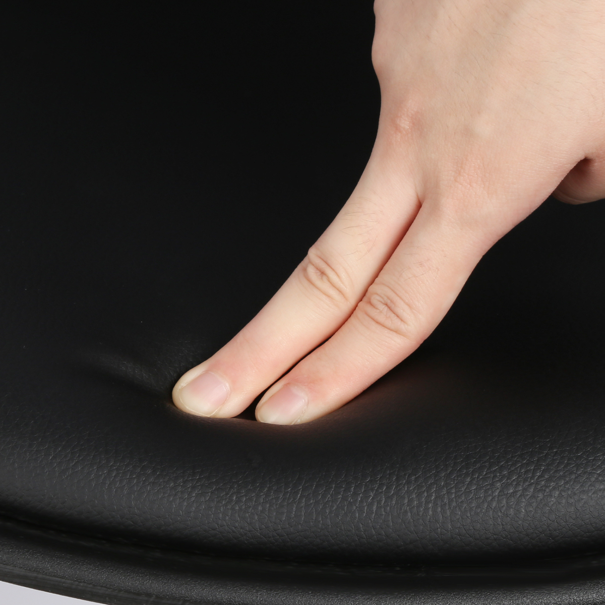 Détail de l’assise souple d’une chaise de bar noire avec rembourrage