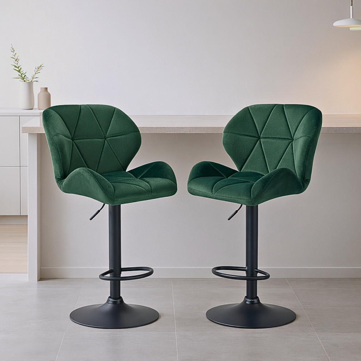 Chaises de bar stylisées et galbées en velours sobre – Berlin