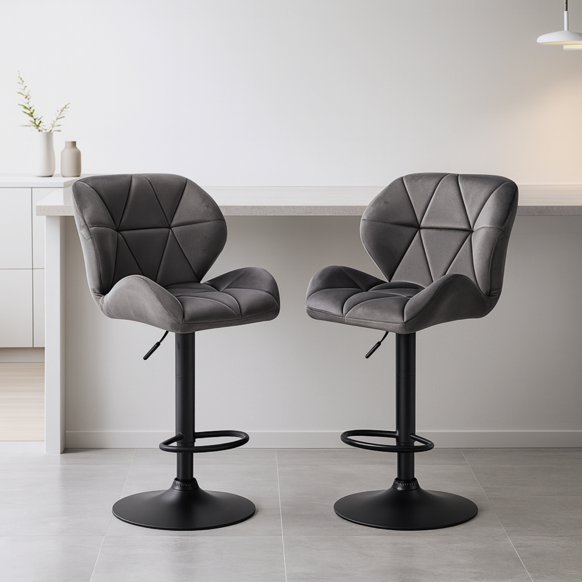 Chaises de bar stylisées et galbées en velours sobre – Berlin