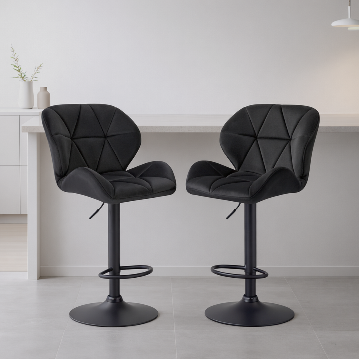 Chaises de bar stylisées et galbées en velours sobre – Berlin