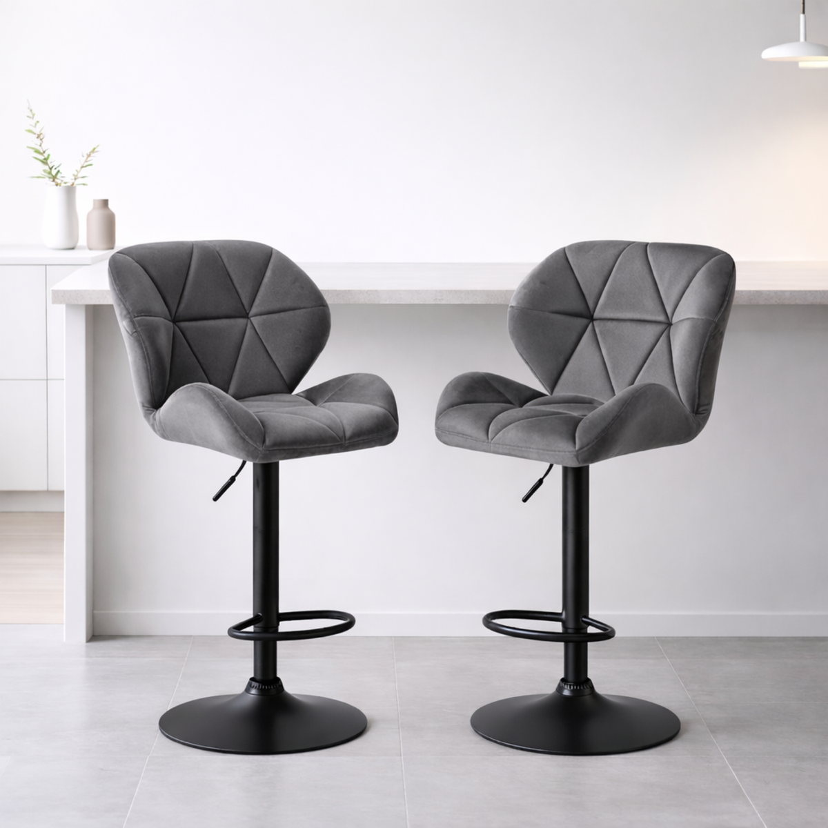 Ensemble – 2 chaises de bar stylisées et galbées en velours – Berlin