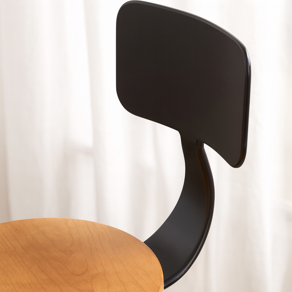 Ensemble – 2 chaises de bar innovantes au design graphique – Brik