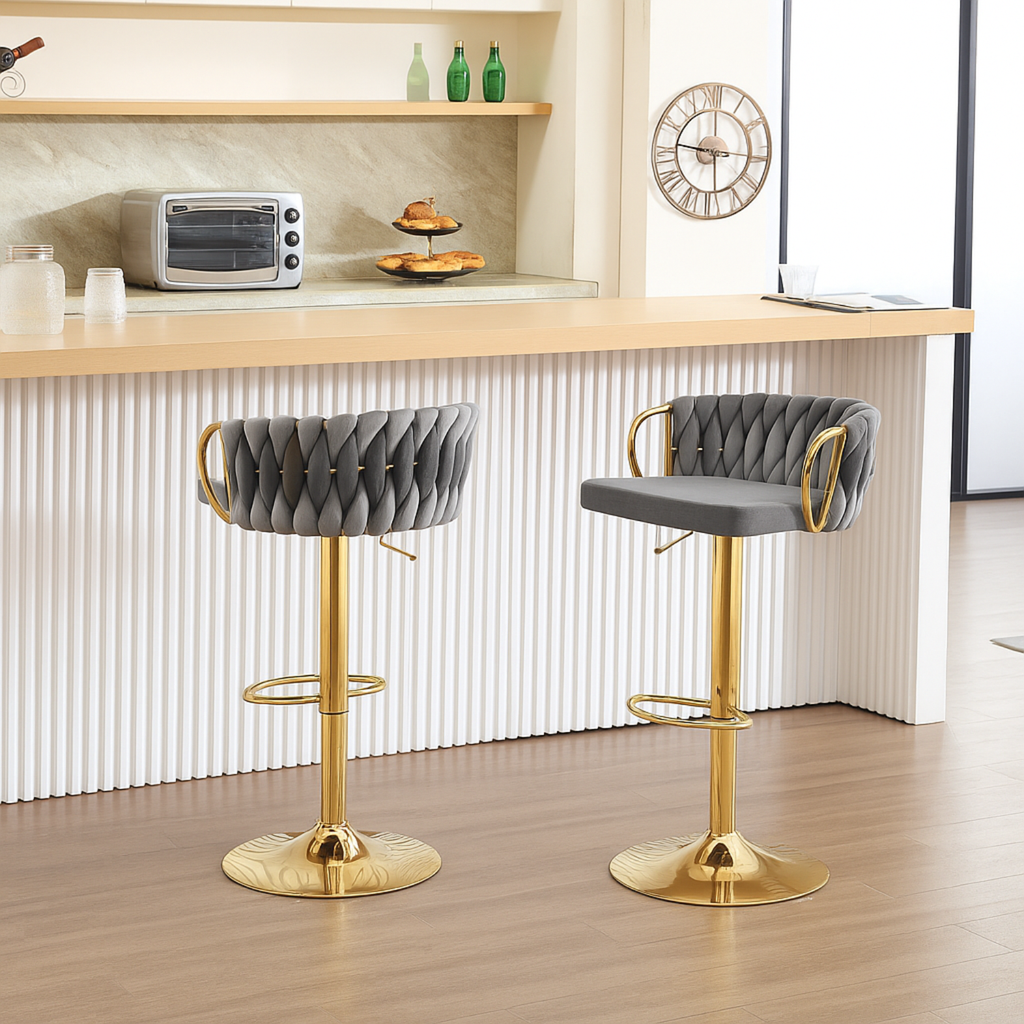 Deux chaises de bar grises à pied doré dans une cuisine lumineuse moderne