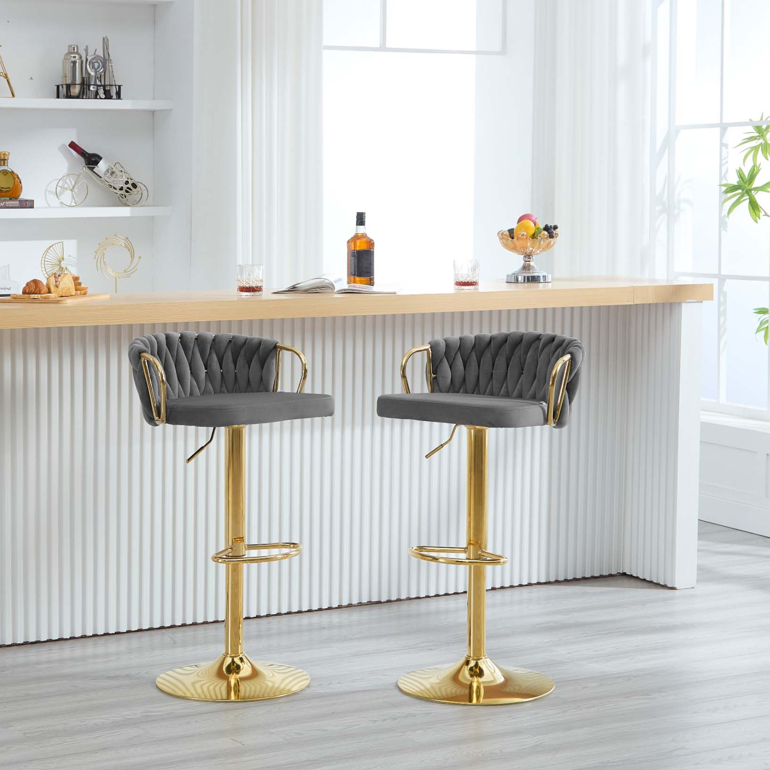 Deux chaises de bar grises à pied doré devant un comptoir blanc Image