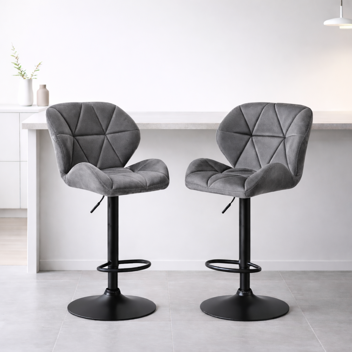 Ensemble – 2 chaises de bar stylisées et galbées au cuir mat – Berlin