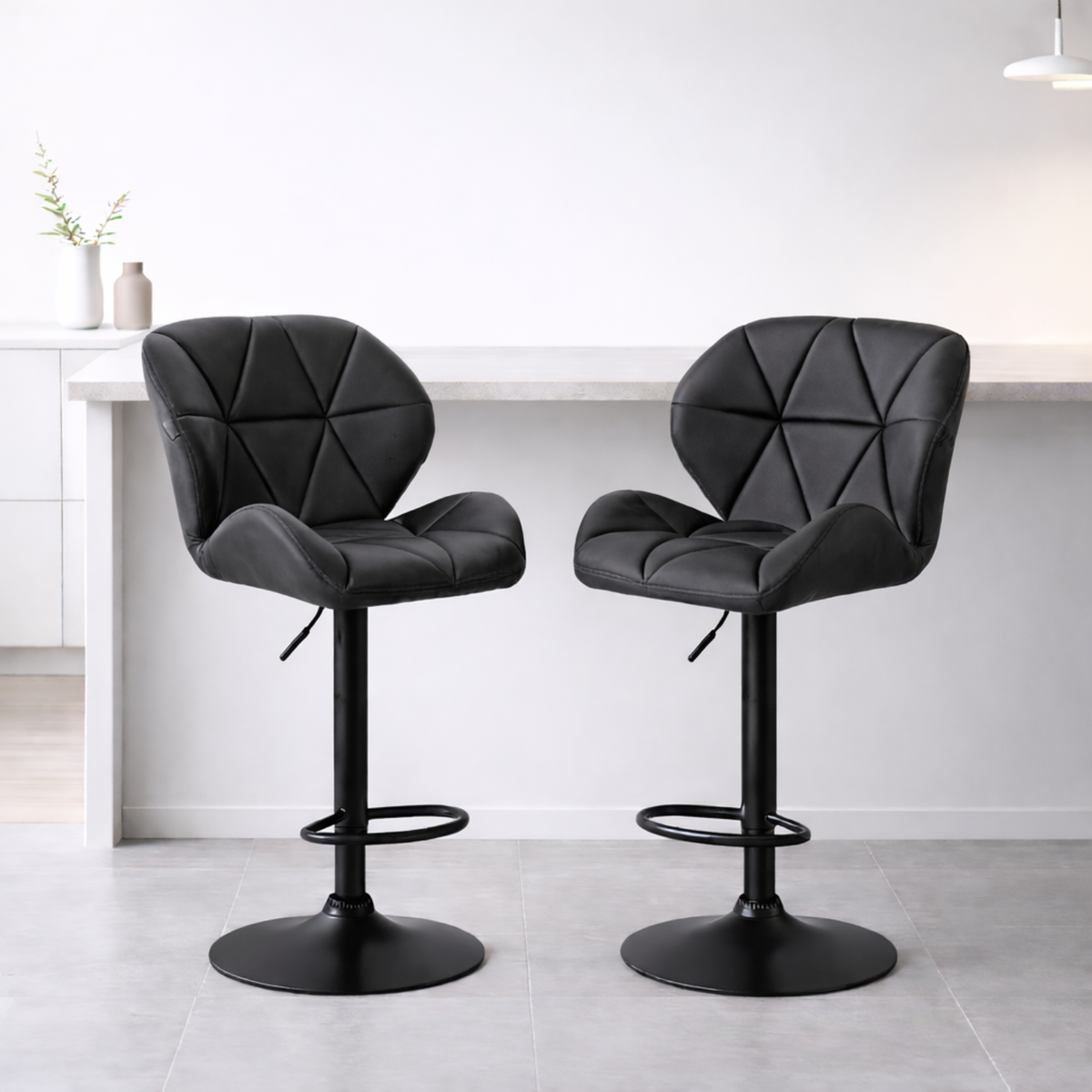 Ensemble – 2 chaises de bar stylisées et galbées au cuir mat – Berlin