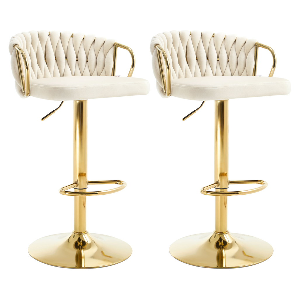 Deux chaises de bar blanches à pied doré devant un comptoir clair